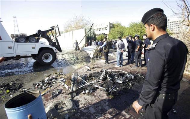 Policías y bomberos realizan su trabajo en el sitio donde tuvo lugar el ataque suicida con un coche bomba en la ciudad de Erbil, al norte de Irak, en 2014. EFE/Archivo