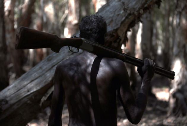 Aborigen australiano con un rifle