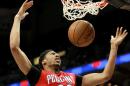 Anthony Davis, de los Pelicans de Nueva Orleáns, realiza una clavada ante los Timberwolves de Minnesota, en el encuentro del lunes 13 de abril de 2015 (AP Foto/Andy Clayton-King)