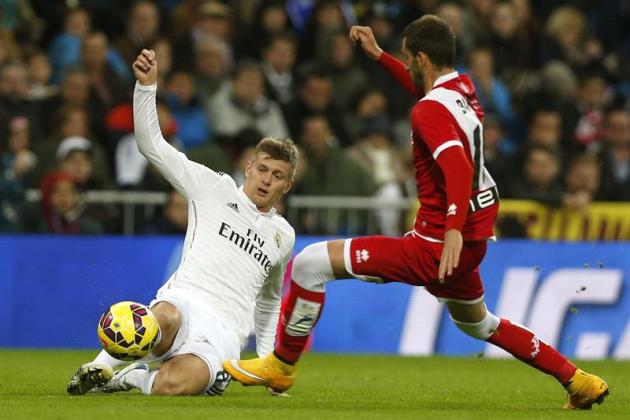 GRA340. MADRID, 08/11/2014.- El delantero brasileño del Rayo Vallecano Léo Baptistao (d) lucha un balón con el centrocampista alemán del Real Madrid Toni Kroos, durante el partido de la undécima jorna