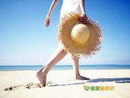 炎炎夏日，到海邊戲水是最消暑的戶外活動，不過，大太陽底下紫外線高，尤其海邊更甚。皮膚科醫師提醒，夏天從事如游泳、登山等容易碰水或流汗的戶外活動，防曬乳液要每2小時就要擦一次，且最好選擇防曬係數達SPF50以上的產品。