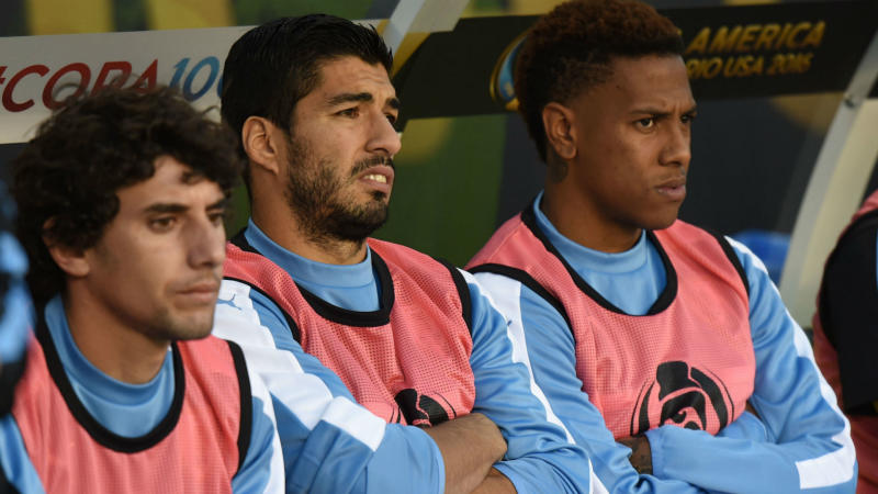Suarez reacts furiously after Uruguay substitution fail during Copa America loss