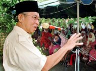 A file picture of Tengku Razaleigh Hamzah addressing the crowd during an event. The former finance minister says the country's economic progress is unsustainable as it relies on a consumption model that is propped up by debt that far outstrips the federal government's earning capacity. — AFP pic