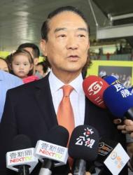 國民黨正式提名立法院副院長洪秀柱後，親民黨主席宋楚瑜動向備受關注，親民黨副祕書長劉文雄昨日透露，宋楚瑜會在8月初正式宣布確認動向，但以各種跡象來看，確實可能會朝參選的目標。對此，民進黨立委葉宜津憂慮，部分淺藍選民可能認為洪秀柱不夠格或認為洪無能力等理由，可能投給民進黨總統參選人蔡英文，現在多了另一個選擇；再者，宋楚瑜當省長時，真的是「要五毛給一塊」，欠人情的地方行政首長不少，雖然也過了相當長時間，但還是有很多人買帳。