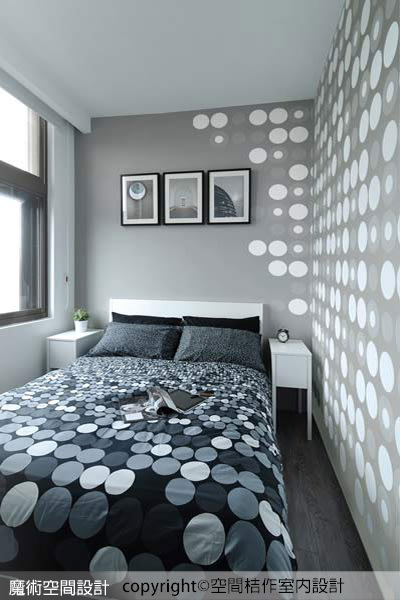 主臥-壁面和床組皆挑選圓型的幾何圖案變化作裝飾，清楚明顯的定義出主題性。