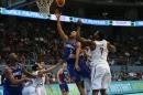 El francés Tony Parker (c) y el canadiense Malvin Ejim durante un partido por el clasificatorio para los Juegos de Rio 2016 en Manila el 10 de julio de 2016