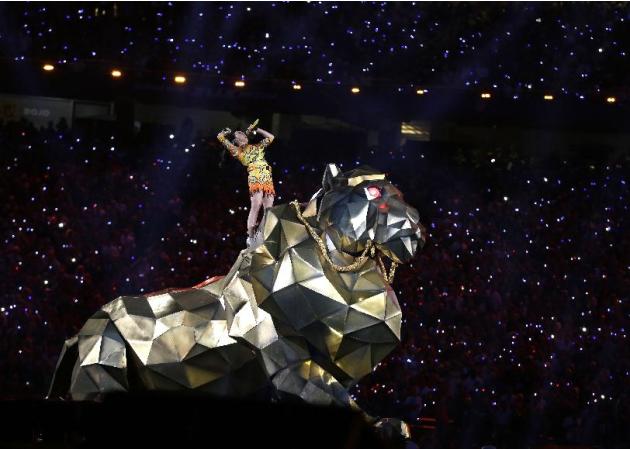 Cantante Katy Perry se realiza durante el medio tiempo del Super Bowl de la NFL XLIX partido de fútbol entre los Halcones Marinos de Seattle y el New England Patriots Domingo, 01 de febrero 2015, en Glendale, Arizona