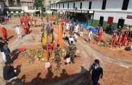 Des soldats népalais sacrifient une chèvre à Katmandou lors de la fête hindou de Dashain le 3 octobre 2014