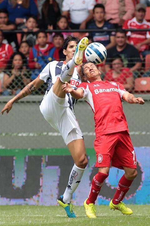 MEX15. TOLUCA (MÉXICO), 21/09/2014.- El jugador de Toluca Carlos Esquivel (d) disputa el balón con Víctor Ramos (i), de Monterrey, hoy, domingo, 21 de septiembre de 2014, durante un juego correspondie