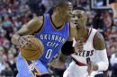 El base del Thunder, Russell Westbrook, izquierda, maneja el balón ante la defensa de Damian Lillard, de Portland, en un partido el miércoles, 29 de octubre de 2014, en Portland, Oregon. (AP Photo/Don Ryan)