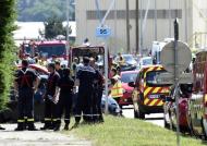 La police et les pompiers à l'entrée du site d'Air Products