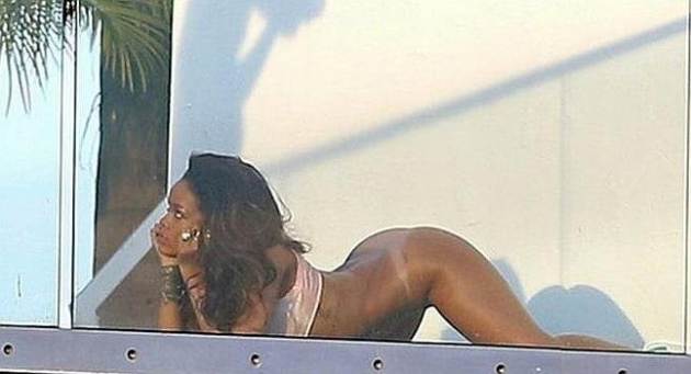 Captan a Rihanna semidesnuda en sesión de fotos