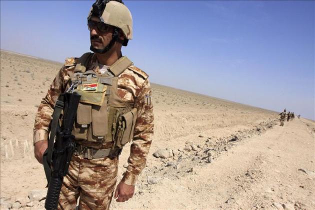 Un soldado iraquí monta guardia cerca de Tikrit, Irak, hoy, jueves 26 de marzo de 2015. EFE