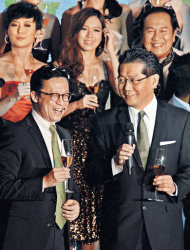 【一笑泯恩仇】王維基（左）形容與蘇錦樑關係良好，他感謝蘇挺身撐港視、撐香港人。（林良明攝）