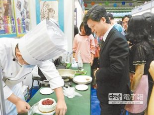 台中市高中職教育暨國中適性輔導教育博覽會昨日登場；教育局長彭富源（右二）發現各學校技職專班都非常用心也很有特色！（陳世宗攝）