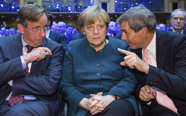 BVJ012 BERLÍN (ALEMANIA) 04/11/2014.- La canciller alemana, Angela Merkel (c), conversa con el presidente de la Patronal alemana, Ingo Kramer (izq), y con el responsable de BDA, Reinhard Göhner, duran