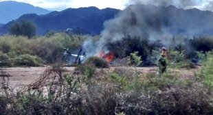 L'un des deux hélicoptères en flammes après une collision le 9 mars 2015 près de la villa Castelli dans la province La Rioja en Argentine