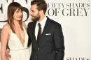 Los actores Jamie Dornan (D) y Dakota Johnson, en la presentación en Londres de 'Cincuenta sombras de Grey', el 12 de febrero de 2015