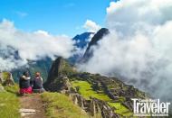 秘魯印加古道到馬丘比丘神秘的馬丘比丘建築群是古秘魯人最重要、最美麗的遺產，與其所在的歷史保護區同名，是美洲為數不多的被聯合國教科文組織列為世界文化和自然雙重遺產的地方。它高聳在一座山峰的頂部，周圍繁茂的大自然環繞，是世界上獨一無二的地方。