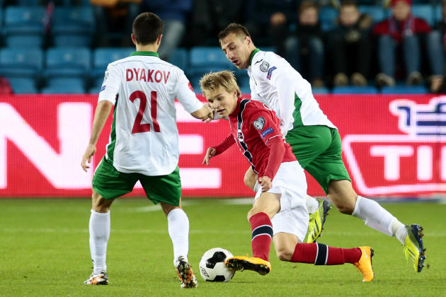 El noruego Martin Odegaard, de 15 años, dribla al búlgaro Svetoslav Dyakov, durante un partido de la eliminatoria de la Eurocopa, disputado el lunes 13 de octubre de 2014, en Oslo (AP Foto/NTB Scanpix