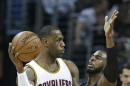 LeBron James, de los Cavaliers de Cleveland, envía un pase frente a Chris Paul, de los Clippers de Los Ángeles, durante el duelo del jueves 21 de enero de 2016 (AP Foto/Tony Dejak)