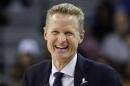 En esta foto de archivo del 23 de marzo de 2016, el entrenador de los Warriors, Steve Kerr, sonríe en un partido contra los Clippers de Los Angeles en Oakland, California. Kerr fue elegido como el entrenador del año de la NBA el 26 de abril. (AP Photo/Marcio Jose Sanchez, File)