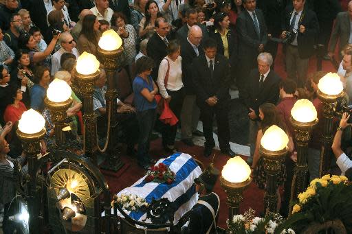 El presidente uruguayo Tabaré Vázquez (D) y su vice Raúl Sendic (C) asisten al velatorio del fallecido escritor local Eduardo Galeano en el Congreso de Uruguay, en Montevideo el 14 abril de 2015.