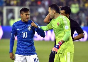 L&#39;attaquant du Brésil Neymar (g) parle avec le gardien de la Colombie David Ospina lors de la Copa America, le 17 juin 2015 à Santiago