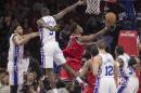 Jimmy Butler, de los Bulls de Chicago, dispara luego de eludir a JaKarr Sampson, de los 76ers de Filadelfia, en el encuentro disputado el jueves 14 de enero de 2016 (AP Foto/Chris Szagola)