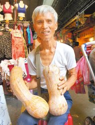 73歲花蓮農民陳善雄為養活老母，獨自北上板橋販售自栽南瓜。（郭逸攝）