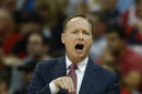 En entrenador de los Hawks de Atlanta, Mike Budenholzer, da instrucciones a sus jugadores en partido de postemporada contra los Nets de Brooklyn el 19 de abril de 2015. (Foto AP/John Bazemore)