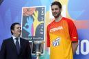 GRA081. MADRID, 24/07/2014.- Borja Prado (i), presidente de Endesa, y el pívot español Pau Gasol, posan junto a la Copa del Mundo, durante la presentación hoy, en la sede de Endesa, de la Selección Española de Baloncesto que participará en el próximo Campeonato del Mundo de Baloncesto que se disputará próximamente en España. EFE/Hugo Ortuño