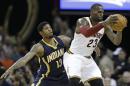 Paul George (13) de los Pacers de Indiana defiende ante LeBron James (23) de los Cavaliers de Cleveland el lunes 29 de febrero de 2016. (AP Foto/Tony Dejak)