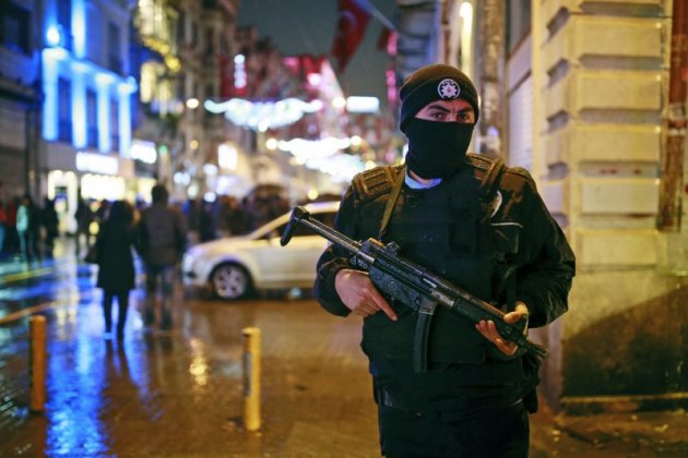土耳其警察跨年夜在伊斯坦堡最有名的獨立大街（Istiklal Avenue）持槍戒備。（美聯社）