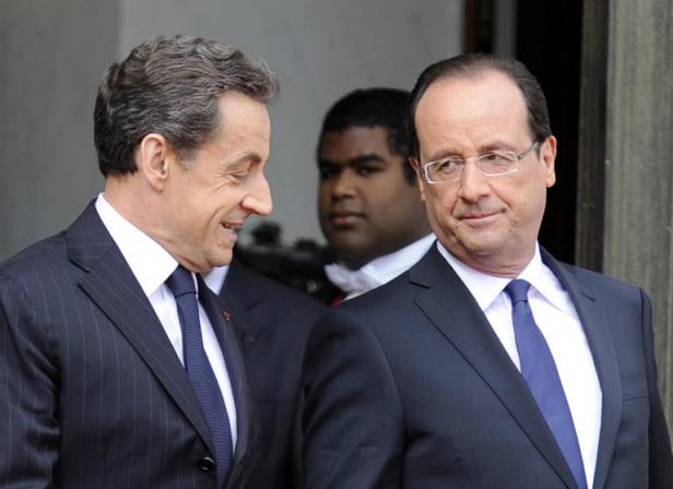 L'ex-président Nicolas Sarkozy (g) et le président François Hollande à L'Elysée le 15 mai 2012 à Paris, Bertrand Guay AFP