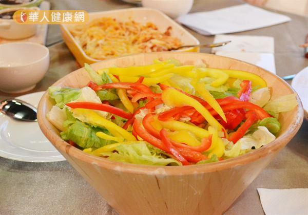 「盆沙拉」美味的關鍵在於醬料的組合與搭配。（攝影／洪毓琪）