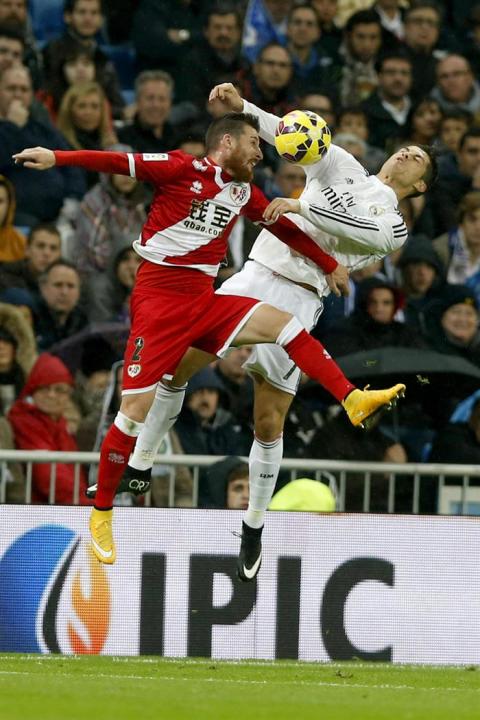 GRA316. MADRID, 08/11/2014.- El delantero del Real Madrid Cristiano Ronaldo (d) salta a por un balón con Tito, del Rayo Vallecano, durante el partido de la undécima jornada de Liga en Primera División