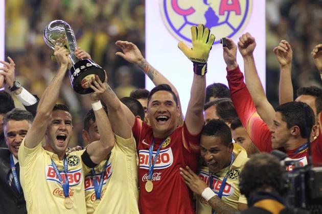 MEX36. CIUDAD DE MÉXICO (MÉXICO), 14/12/2014.- El jugador Miguel Layun (i), de América celebra el campeonato al derrotar a Tigres por 3-0 hoy, domingo 14 de diciembre de 2014, durante la final del Torneo Apertura del fútbol mexicano realizado en el Estadio Azteca en Ciudad de México. EFE/Alex Cruz