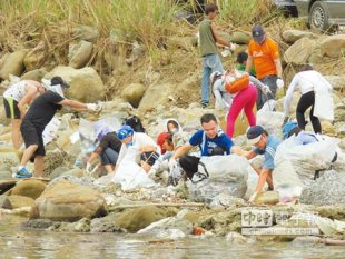 他們這樣愛地球...從基隆發跡的動手淨灘活動，昨由「動手愛台灣」的臉書發起人陳信助首次率領百名志願者走出基隆，至新北市觀光勝地象鼻岩海岸邊熱血淨灘。（黃靖惠攝）