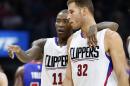 En esta foto de archivo del 14 de noviembre de 2015, el jugador de los Clippers, Jamal Crawford, izquierda, habla con su compañero Blake Griffin en un partido en Los Angeles. Crawford fue elegido como el mejor suplente de la NBA el 19 de abril de 2016. (AP Photo/Christine Cotter, File)