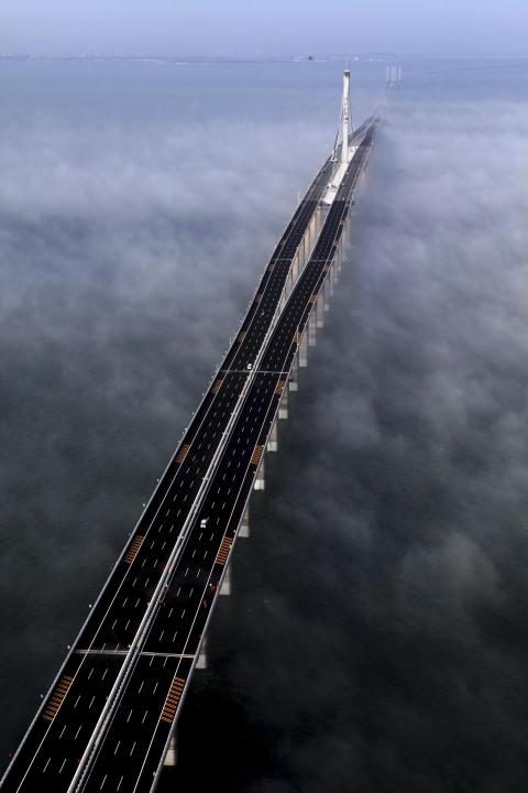 Le pont de Qingdao en Chine, le 30 juin 2011