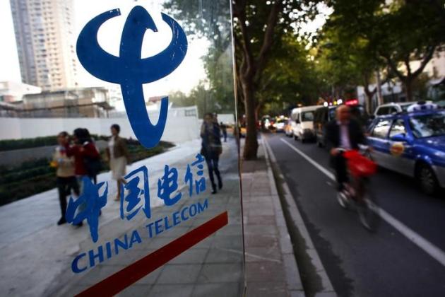 China Telecom, la tercera mayor empresa de telecomunicaciones del país asiático, está estudiando una posible inversión en México, dijo el sábado un portavoz, un día después que Reuters informase de que la empresa prepara una posible oferta por una red de banda ancha móvil de 10,000 millones de dólares. En la imagen, una cabina telefónica de China Telecom en las calles de Shangai, en una fotografía de archivo tomada el 28 de octubre de 2013. REUTERS/Carlos Barria