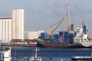 Un porte-conteneurs dans le port de Tripoli, le 16 février 2012