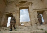 Agentes de seguridad custodiaban en 2004 las ruinas de la ciudad de Hatra. EFE