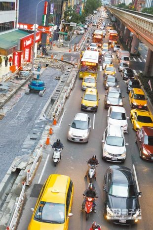 塞車夢魘台北市A長柯文哲規畫三橫三縱自行車道路網涵蓋市區重要幹道，正動工的復興南北路因縮減車道，導致經常塞車（右圖）；左圖為民眾在已完工的南京東路三段自行車道上，悠閒騎乘腳踏車。（杜宜諳攝）