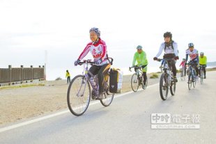 來自日本的63歲叶佐枝子（左）阿嬤，以騎單車環島感謝台灣援助日本311賑災，不少車友響應陪騎。（阮迺閎攝）