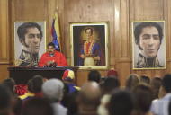 Venezuela's President Nicolas Maduro (L) talks to the media during a news conference at Miraflores Palace in Caracas, December 7, 2015. REUTERS/Miraflores Palace/Handout via Reuters