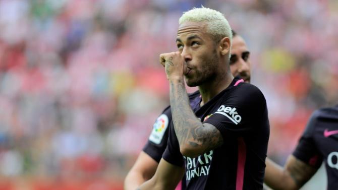 Neymar comemora um dos gols que marcou com o Barcelona, em 24 de setembro, em GijÃ³n