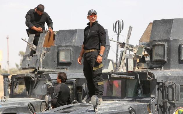 Las fuerzas de seguridad iraquíes toman posición en las afueras de la refinería de Baiji al norte de Tikrit, en una operación conjunta entre el ejército y unidades de movilización populares, el 24 de mayo de 2015