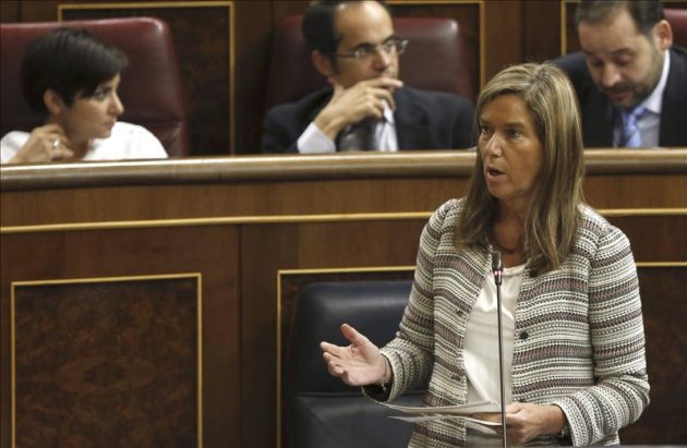 La ministra de Sanidad, Ana Mato, durante su intervención hoy en la sesión de control al Gobierno en el Congreso. EFE